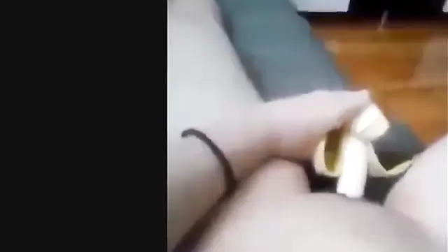 Якутка трахает себя бананом